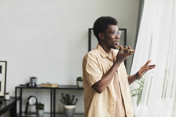 Quels sont les réglages à prendre en compte pour améliorer la qualité des enregistrements audio sur un iPhone ?